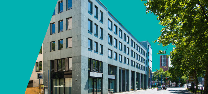 Blick über die Kaiserstraße in Offenbach, im Vordergrund das Gebäude in dem sich die Praxisklinik für MKG-Chirurgie am Büsingpark befindet