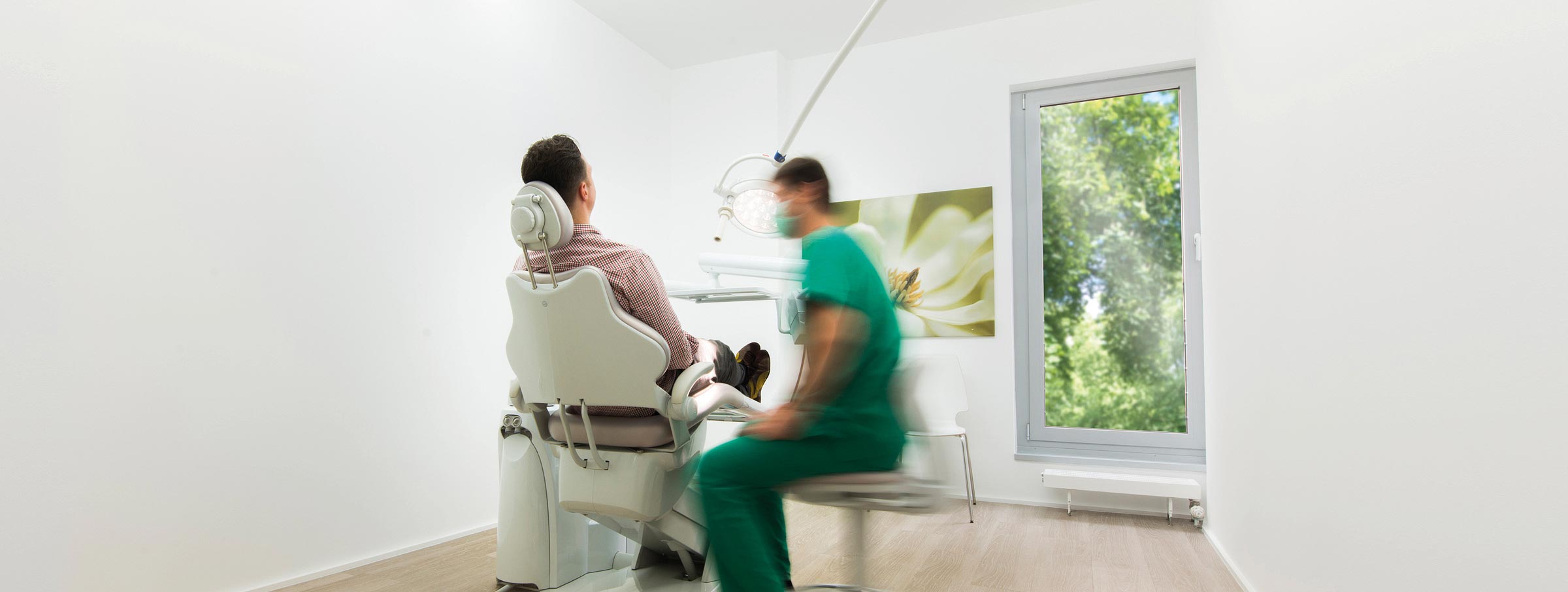 Patient und Behandler im Behandlunggsraum